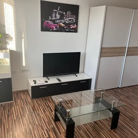 Meadow Tranquil With Evergreen Garden - Two Bedroom *