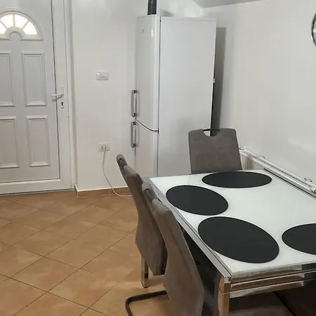 Meadow Tranquil With Evergreen Garden - Two Bedroom * Жировница
