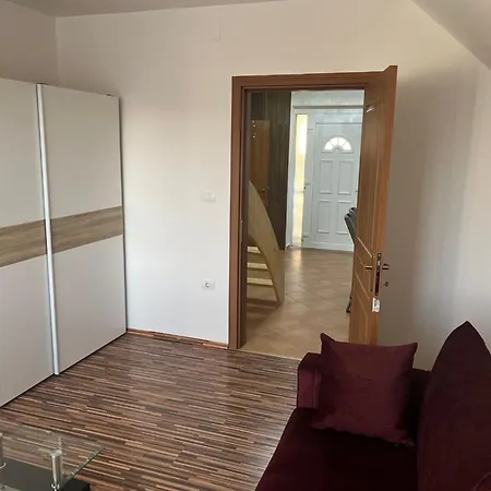 Apartman Meadow Tranquil With Evergreen Garden - Two Bedroom Zirovnica