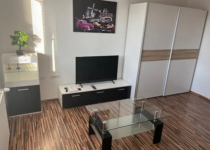 Meadow Tranquil With Evergreen Garden - Two Bedroom *