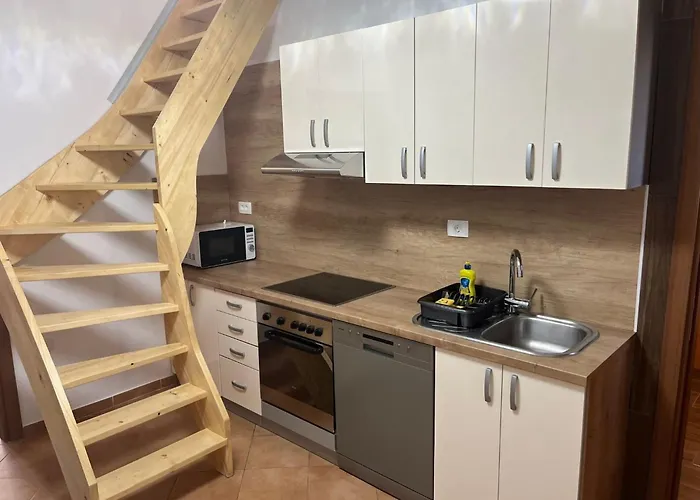 Meadow Tranquil With Evergreen Garden - Two Bedroom Zirovnica