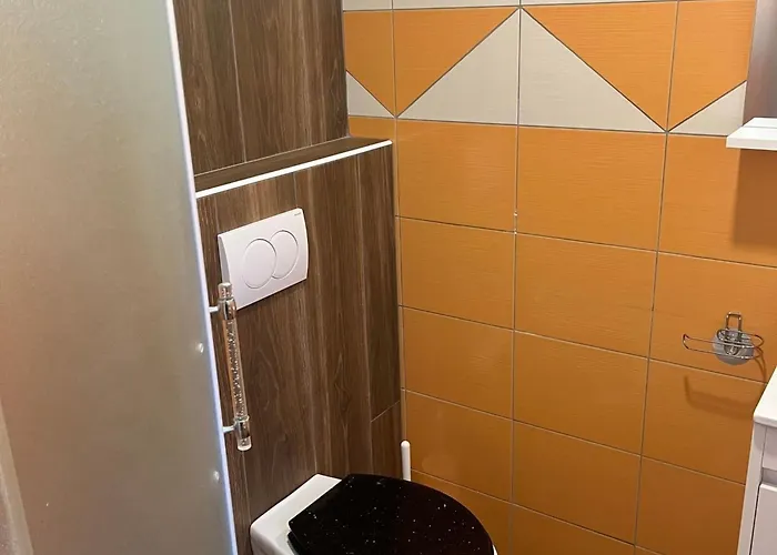 Meadow Tranquil With Evergreen Garden - Two Bedroom Apartment *